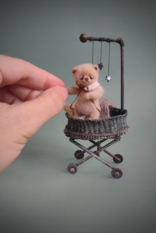 ミニチュアテディベア。 OOAKのミニおもちゃ。かわいいぬいぐるみ