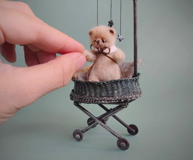 ミニチュアテディベア。 OOAKのミニおもちゃ。かわいいぬいぐるみ