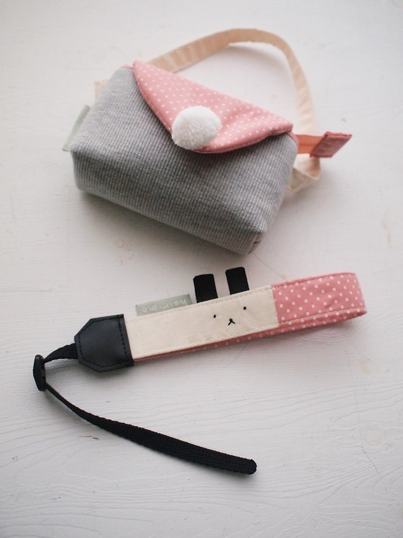 Apin0511 custom. Triangle envelope camera bag + no rabbit wrist band - Camera Bags & Camera Cases - Cotton & Hemp Pink