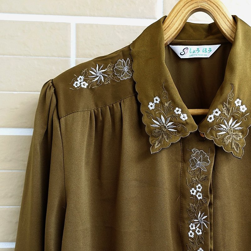 . │Slow│ flower embroidery - Vintage Retro Art floral shirt │vintage sweet.... - เสื้อเชิ้ตผู้หญิง - วัสดุอื่นๆ หลากหลายสี