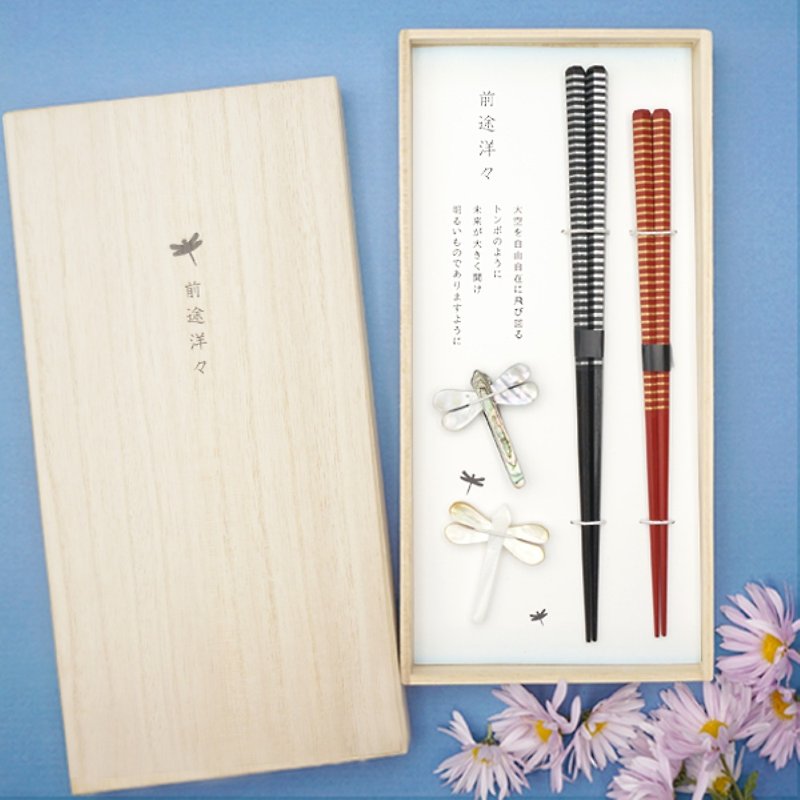 Hyosaemon Chopsticks and Chopstick Rest Set by Yoyo Shoujo, 2 sets of hexagonal gold and silver border chopsticks, 2 shell chopstick rests, is a gift set in a paulownia wood box. - Chopsticks - Wood 