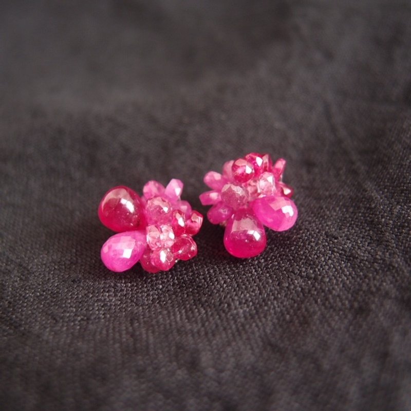 【天然石刺繍 ピアス】Ruby × Pink Sapphire Earrings - 耳環/耳夾/耳骨夾 - 寶石 粉紅色
