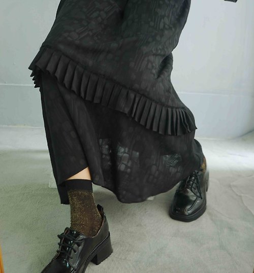 4.5studio 設計手作-個性黑色低調織紋透膚雪紡長版壓摺裝飾背心洋裝
