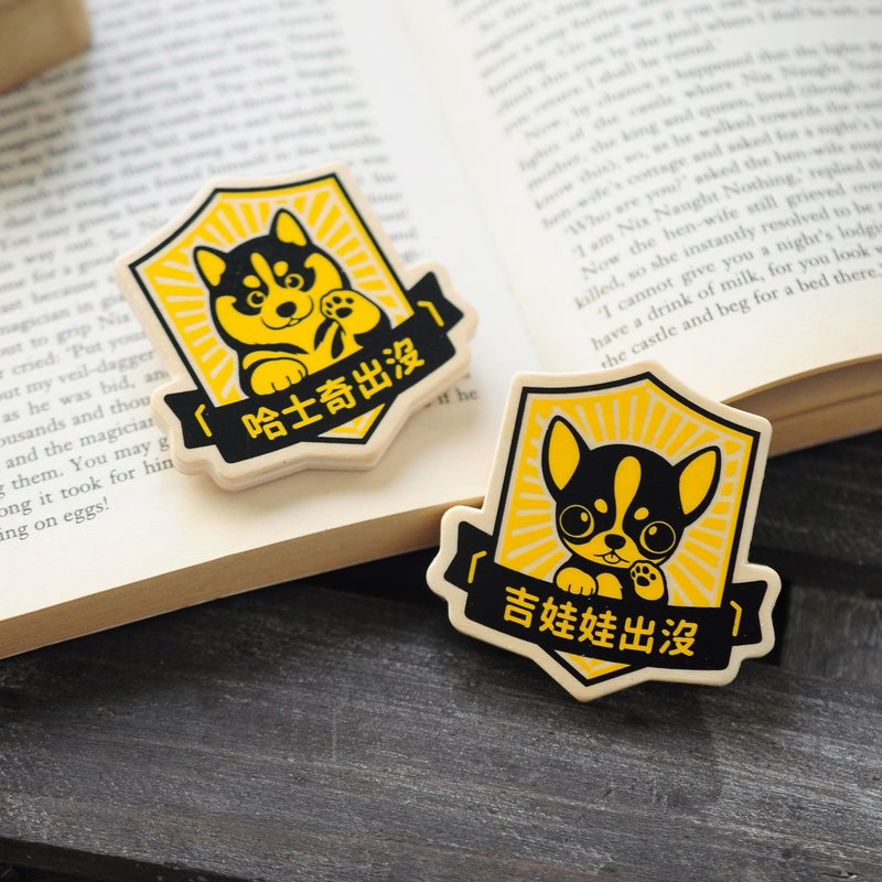 新品【萌犬出沒】守護木質徽章-全15種 | 療癒 寵物 胸章 木質 - 胸針 - 木頭 橘色