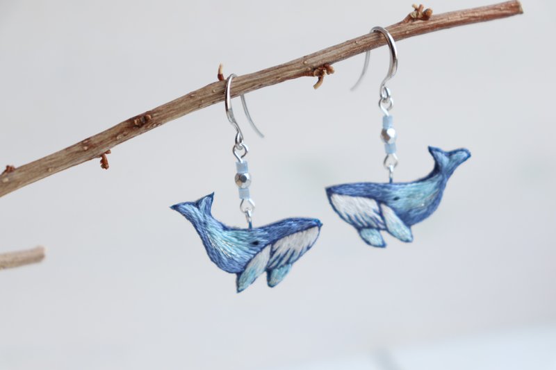 Cute blue humpback whale earrings, ocean series, embroidery earrings - 耳環/耳夾/耳骨夾 - 繡線 藍色