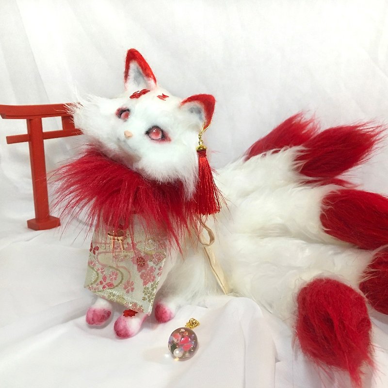 Nine tails, fox, self-supporting, movable neck, demon fox, nine-tailed fox, red, good luck, Sanskrit characters, wool felt, fox, gold brocade - Stuffed Dolls & Figurines - Wool White