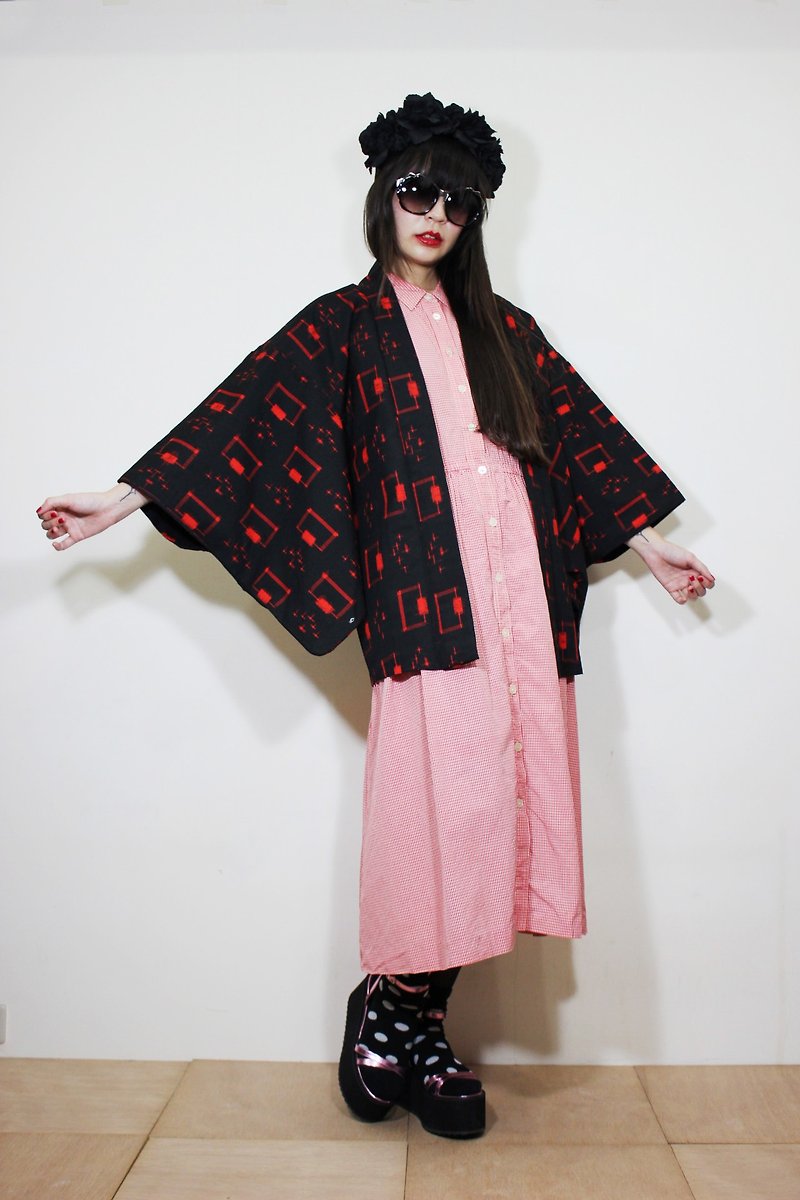 F2089[日本製和服](Vintage)黑色紅色方格織紋日本和服羽織（はおり）(聖誕禮物交換禮物) - 女大衣/外套 - 棉．麻 黑色