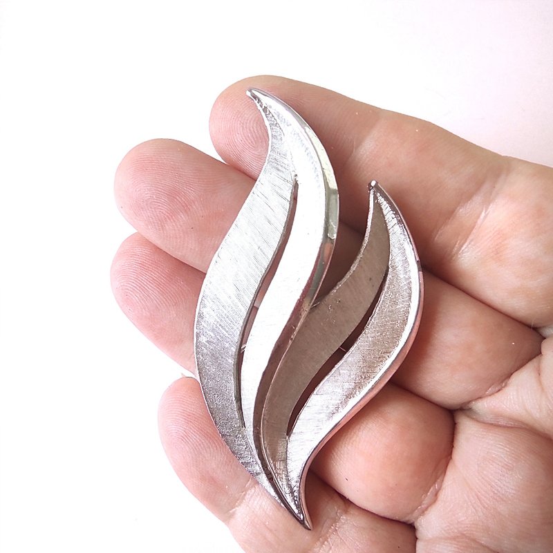 Vintage Silver tone trifari leaf brooch - เข็มกลัด - โลหะ สีเทา