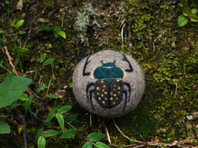 Long Arm Beetle Macaron Wool Felt Ornament - ของวางตกแต่ง - ขนแกะ สีเขียว