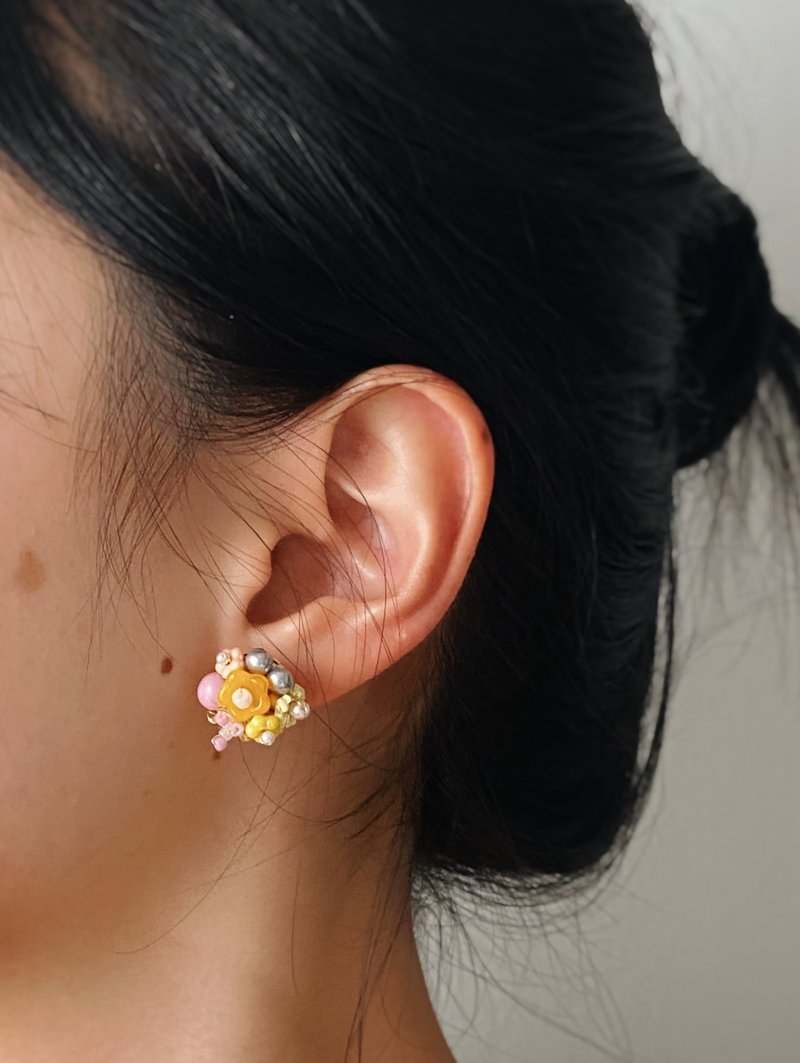 Flower Bouquet Stud Earrings, Mini Flower Everyday Earrings - ต่างหู - แก้ว ขาว