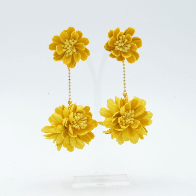 檸檬黃色立體壓花雛菊花球耳環 Lemon Yellow Daisy Ball Earring - 耳環/耳夾 - 其他材質 黃色