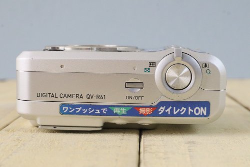 CASIO QV-R61 オールドデジカメ 単3電池式❁コンデジ❁ カシオ、EXILIMエンジンを搭載した600万画素機「QV-R61」