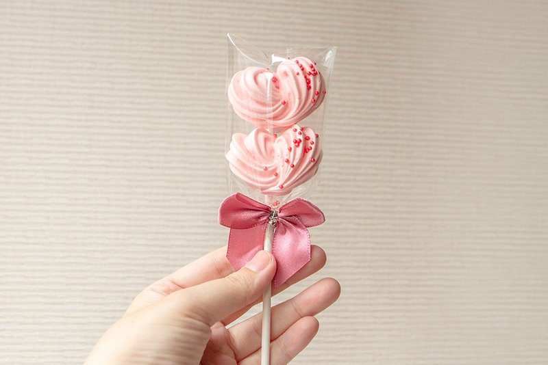 Wedding souvenirs, skewered hearts, 2 pieces of heart-shaped marin candies | Send-off wedding candies, birthday sharing, Valentine’s Day activities - เค้กและของหวาน - อาหารสด สึชมพู