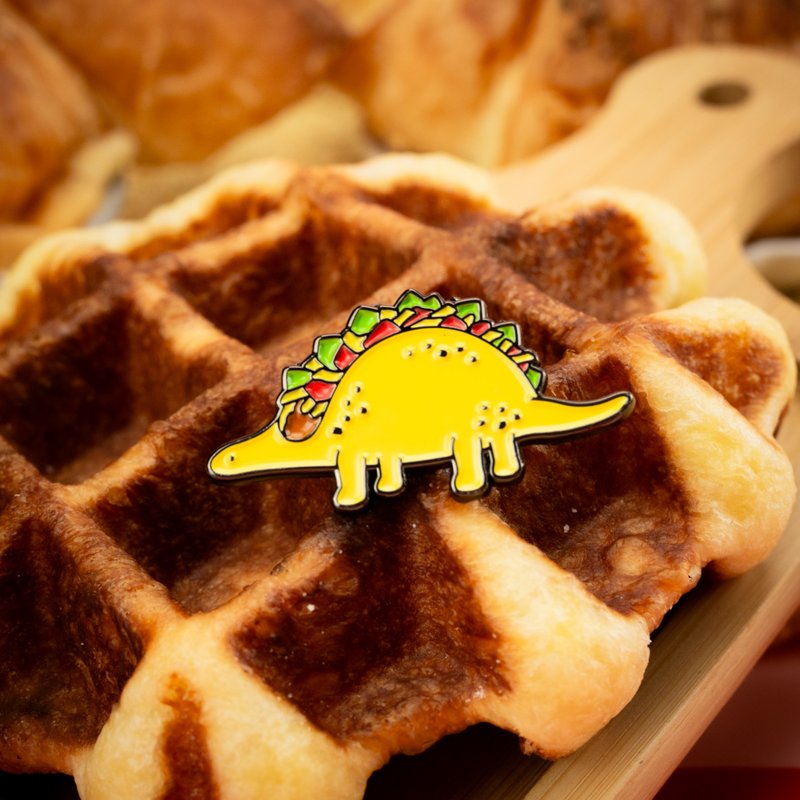 Taco Saurus Enamel Pin | Animal Pun Pins | Fresh and Tasty Dinosaur Pin - 胸針 - 其他金屬 黃色