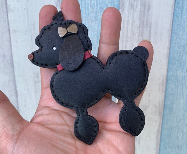 癒しの小さな黒いかわいいプードル犬手縫い革チャームラージサイズ - ショップ leatherprince チャーム - Pinkoi