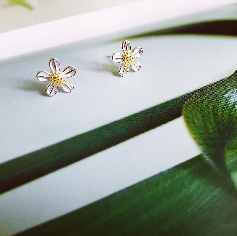 925 sterling silver two-color cute [flower series salty grass flower ear] - Earrings & Clip-ons - Sterling Silver Green