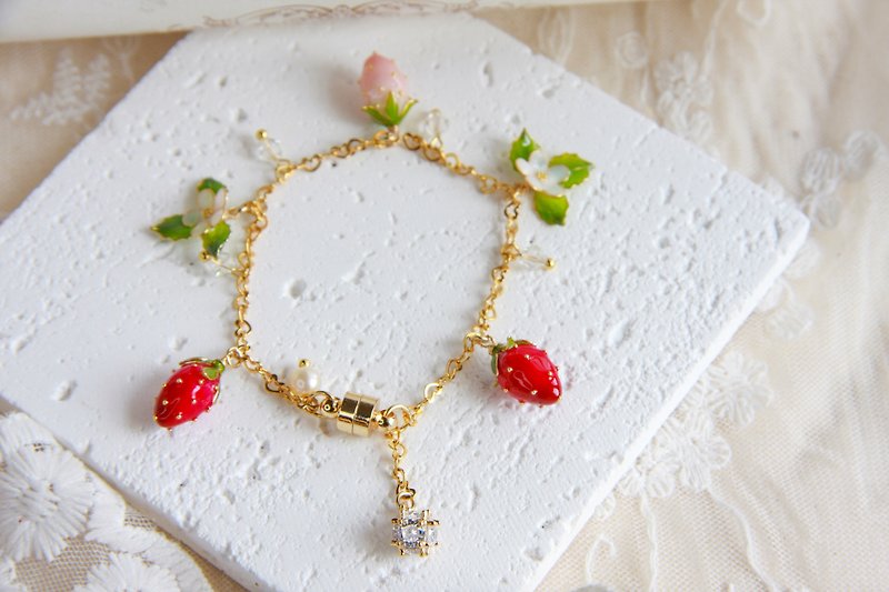 [Pink Strawberry Bracelet] Handmade original Bronze resin bridal wedding gift bracelet - สร้อยข้อมือ - เรซิน หลากหลายสี
