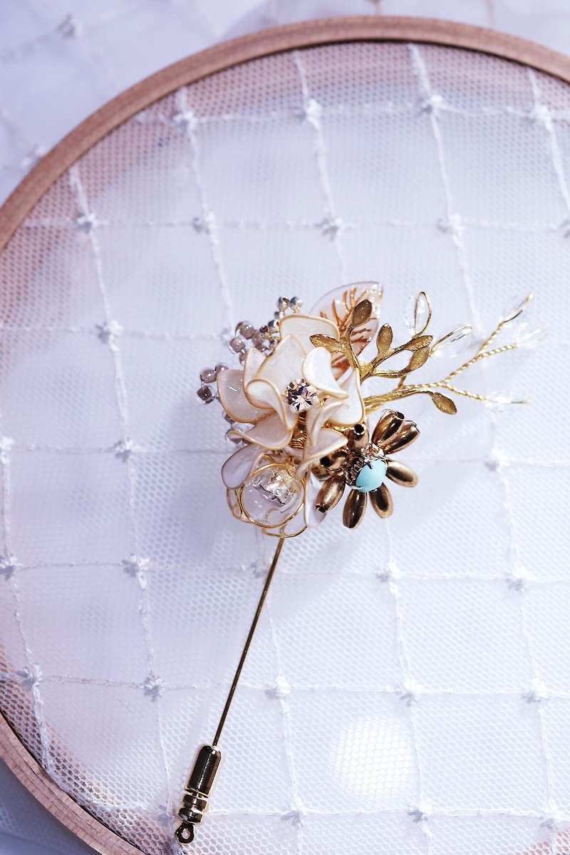 Hand-made brooches with gold and white flowers - เข็มกลัด - เรซิน สีทอง