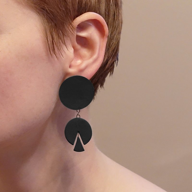 【Hummii】BK-5 Ceramic Earrings - Earrings & Clip-ons - Pottery Black