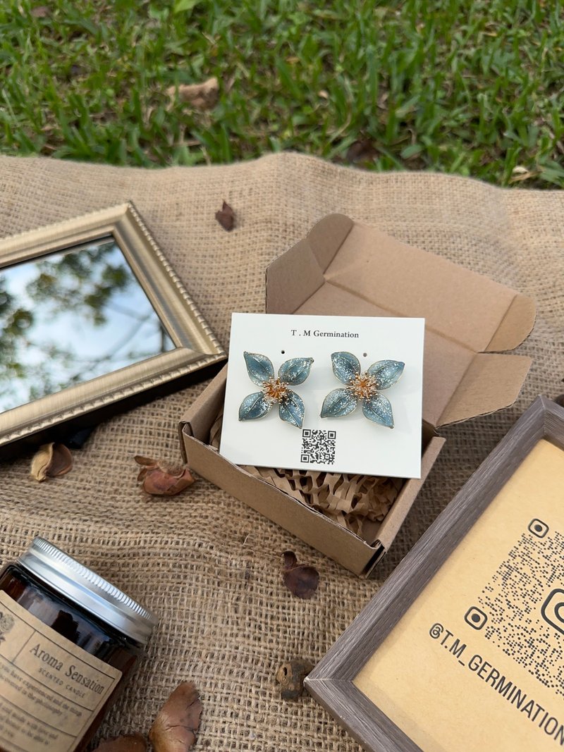 bloom. Indigo handmade Bronze earrings, crystal flower earrings - ต่างหู - เรซิน สีน้ำเงิน