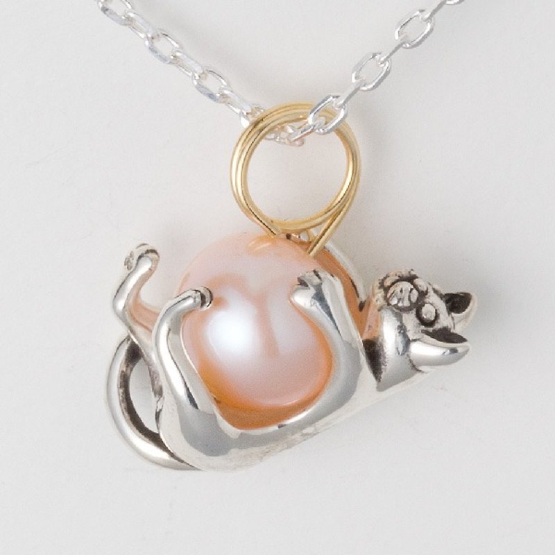 Pendant top with kittens hugging pink pearl - Necklaces - Other Metals Pink