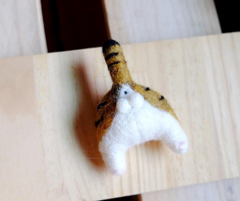Wool Felt Tabby Cat Butt Brooch/Magnet-Small - แม็กเน็ต - ขนแกะ สีกากี
