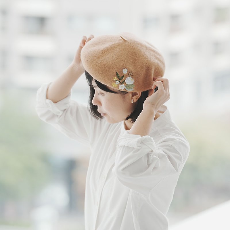 Le Yang・Embroidered beret / Béret / Bellflower - Hats & Caps - Wool Khaki