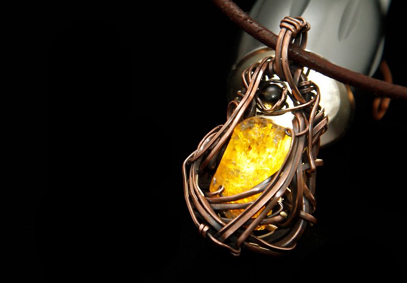 【Series of Amber】Myanmar amber+Obsidian pendant _ Armed - สร้อยคอ - เครื่องเพชรพลอย 