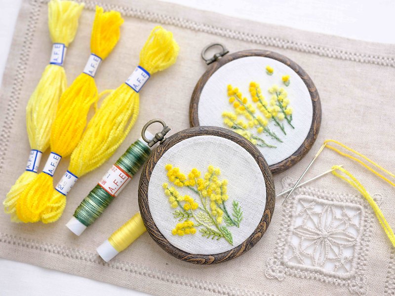 ミモザの花の刺繍製作キット　はじめての方でも安心　オリジナルモール糸で簡単に刺繍できる花刺繍シリーズです