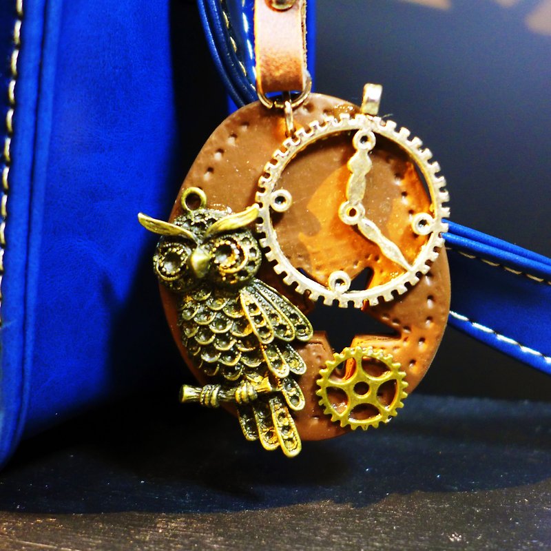 [Yuan] Saturn retro style elegant brown leather-temporal owl keychain | Personalized Party Series: space traveler | [Saturn Ring] This is Party: The Time Traveler | metal composite clay creation. Waterproof material. Necklaces can be changed - ที่ห้อยกุญแจ - วัสดุกันนำ้ สีนำ้ตาล