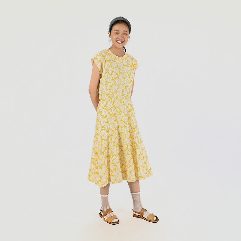 [Egg Plant Vintage] Sunlight Daisy Cotton Printed Half Sleeve Vintage Dress - ชุดเดรส - ผ้าฝ้าย/ผ้าลินิน สีเหลือง