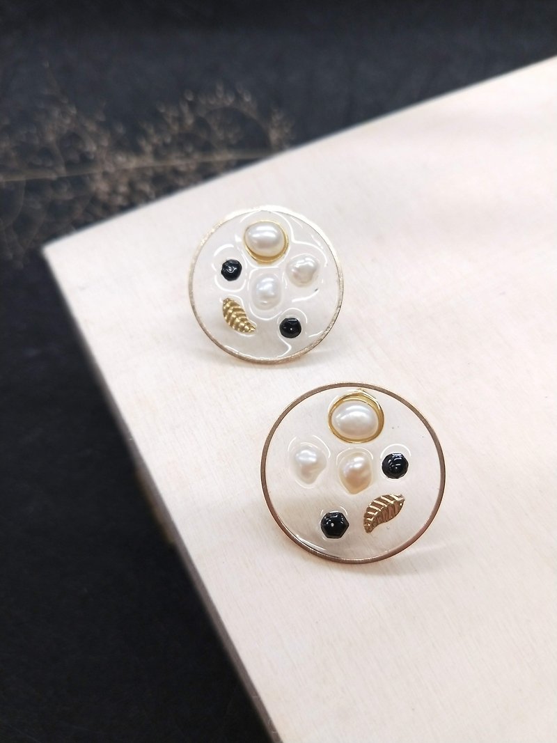 earring. Irregular pearl * black tourmaline round frame resin simple ear clip ear clip - ต่างหู - เรซิน ขาว