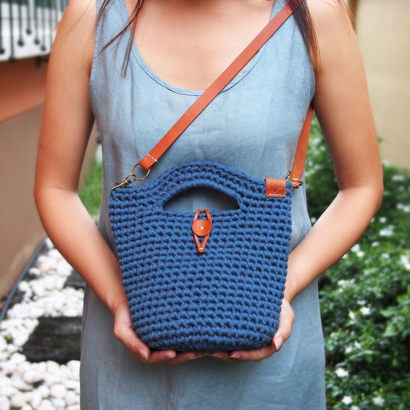 Handmade dark blue/navy crochet bag (t-shirt yarn) with brown tan leather strap - 手提包/手提袋 - 聚酯纖維 藍色