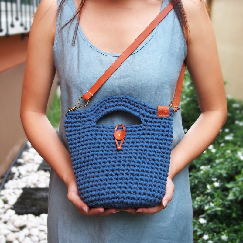 Handmade dark blue/navy crochet bag (t-shirt yarn) with brown tan leather strap - 手袋/手提袋 - 聚酯纖維 藍色