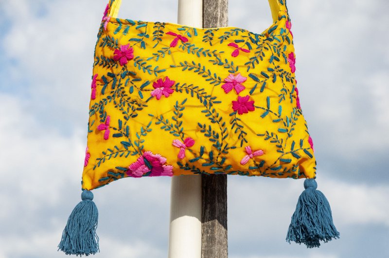 手工刺繡印度絲綢刺繡包 斜背包 側背包 羊毛刺繡肩背包-熱帶花朵 - 側背包/斜背包 - 羊毛 多色