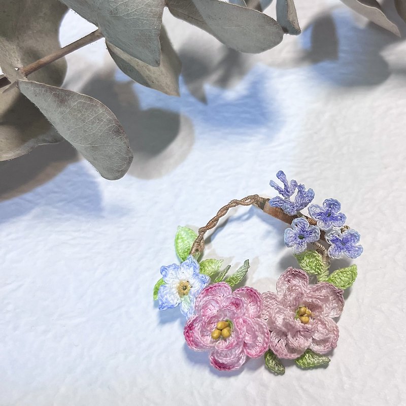 Spring Wreath • 春花環 鉤花編織 茶花 胸針頸鏈 襟花 客製花飾 - 胸針 - 棉．麻 多色