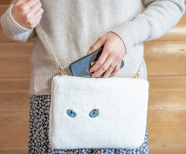 クリスマスラッピング付き 白猫ショルダーバッグ 猫の目刺繍