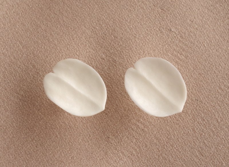 Antler Carving Petal - Stud Earrings, made-to-order - ต่างหู - วัสดุอีโค ขาว