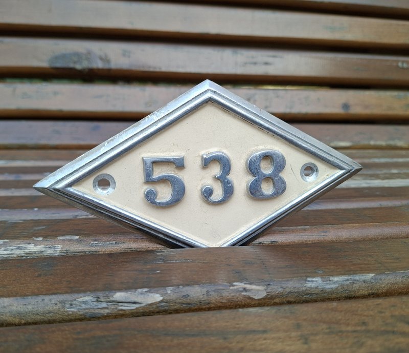 Soviet house door number sign 538 — apartment number plaque vintage - 門簾 - 鋁合金 