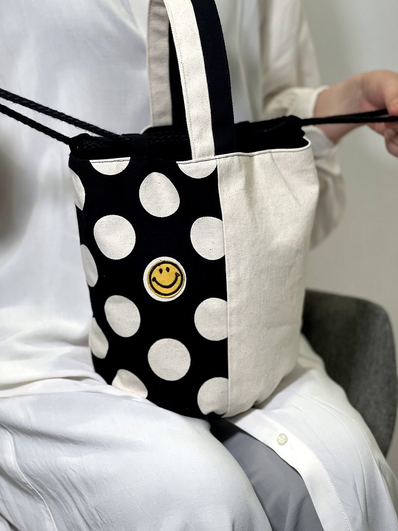 Polka dot contrast smile beam bucket bag - กระเป๋าถือ - ผ้าฝ้าย/ผ้าลินิน สีดำ