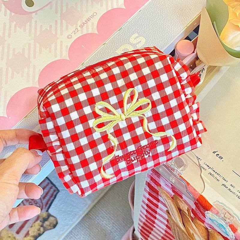 Sweetstore Supply Original Red Check Bowknot กระเป๋าเครื่องสำอางปักกระเป๋าเก็บแบ - กระเป๋าเครื่องสำอาง - ผ้าฝ้าย/ผ้าลินิน สีแดง