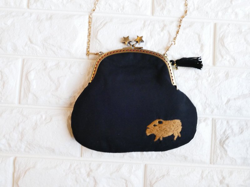 Embroidered Gamaguchi Handbag Capybara - กระเป๋าถือ - ผ้าฝ้าย/ผ้าลินิน สีดำ