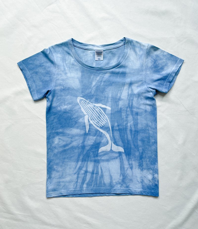 Made in Japan Jumping Whale 1 Whale Aizome plaid Shibori Aizen T-shirt - เสื้อยืดผู้หญิง - ผ้าฝ้าย/ผ้าลินิน สีน้ำเงิน