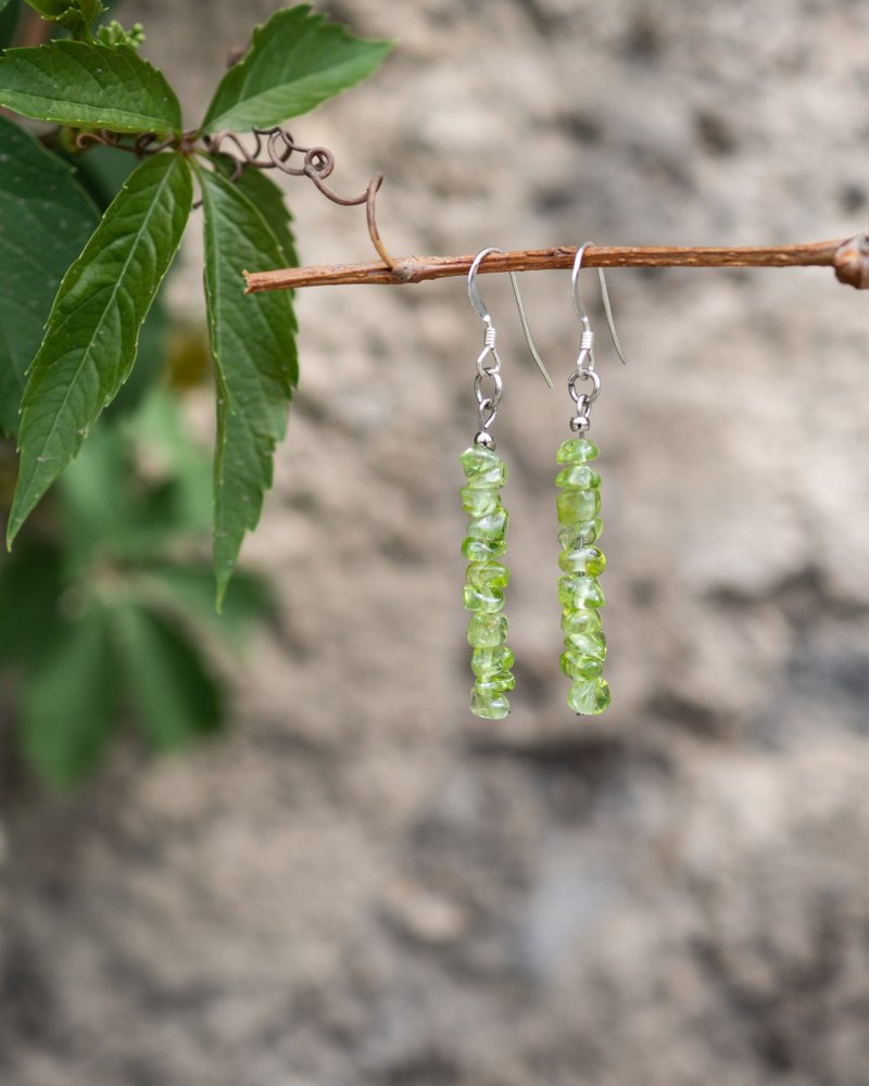 Raw Peridot Earrings, 925 Sterling Silver, Gemini, Leo, Pisces Crystal Gift - 耳環/耳夾/耳骨夾 - 寶石 綠色