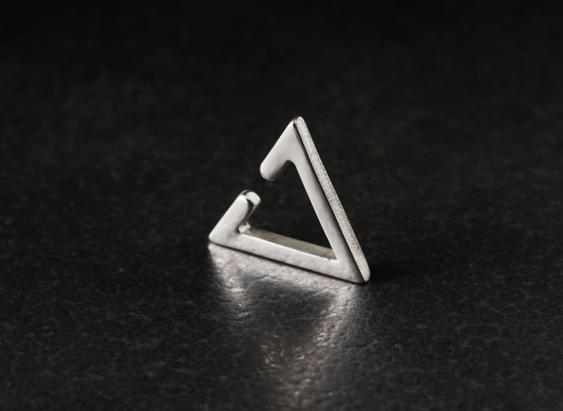Constructivism 結構主義 三角純銀耳扣 Triangle EarCuff - 耳環/耳夾/耳骨夾 - 純銀 銀色