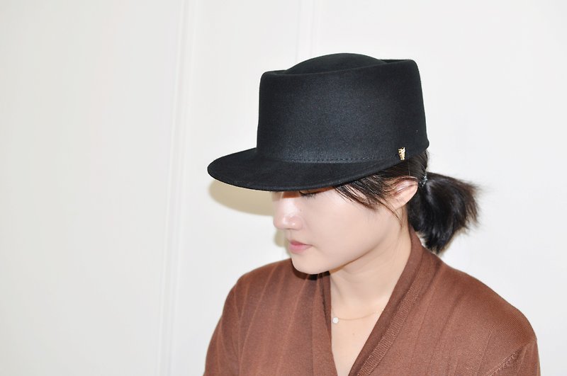 Flat 135 X Taiwan designer 100% wool knight hat handsome wool fabric second edition - หมวก - ขนแกะ สีดำ