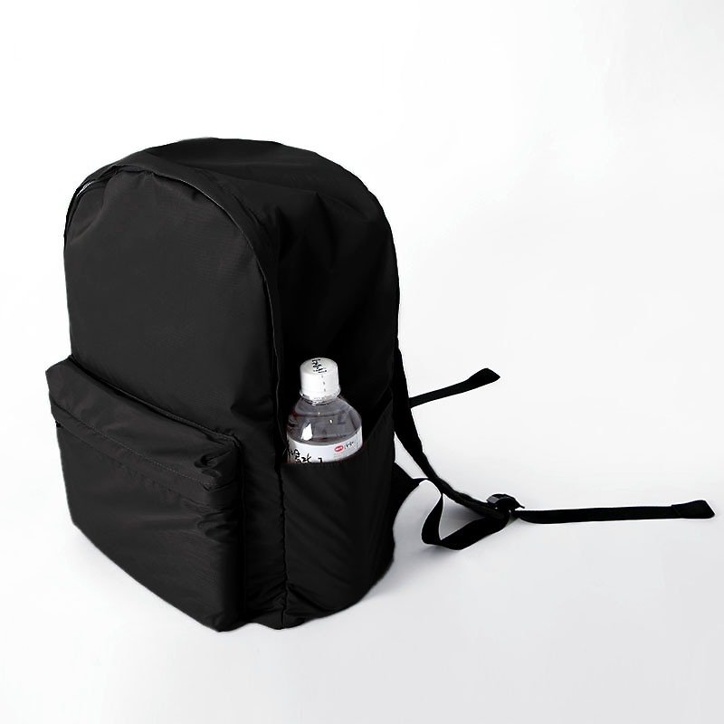 The backpack is folded for storage. black - กระเป๋าเป้สะพายหลัง - เส้นใยสังเคราะห์ สีดำ