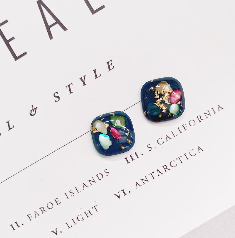 La Don-On-ear earrings-Small square dark blue color shell resin ear pins/ear clips are available - ต่างหู - ทองแดงทองเหลือง สีน้ำเงิน