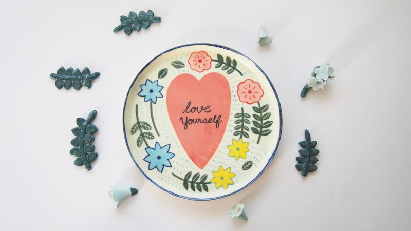 Love yourself (L)  l ceramics l May&Clay Ceramics Studio - 碟子/醬料碟/醬油碟 - 陶 多色