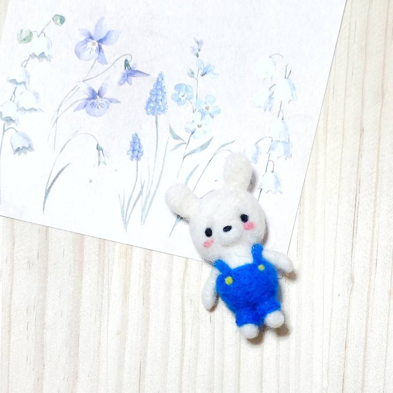 Tannin Suspenders Little White Rabbit - Wool Felt Pin